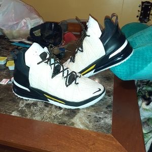 Lebron 18s mens size 11 almost new